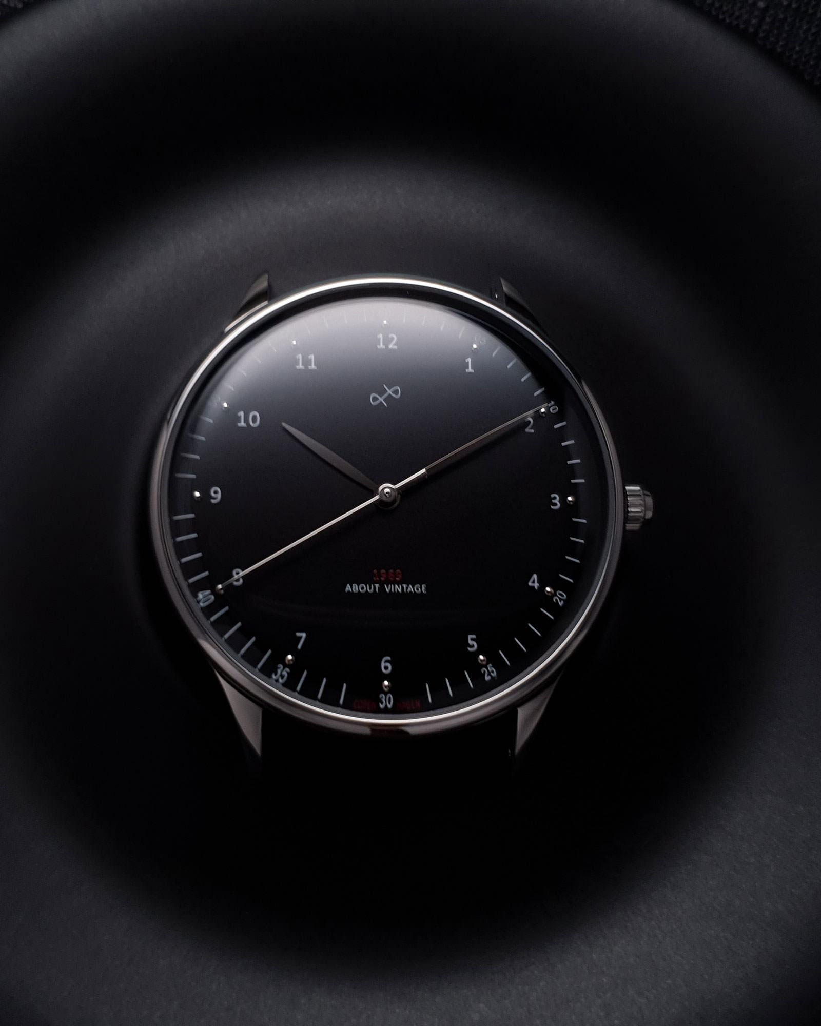 About Vintage - 1969 Vintage, Steel / Black